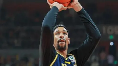 洛杉矶湖人对阵迈阿密热火NBA常规赛分析